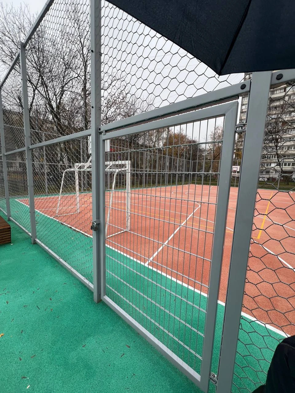 Калитка и секции металлического ограждения спортивной площадки